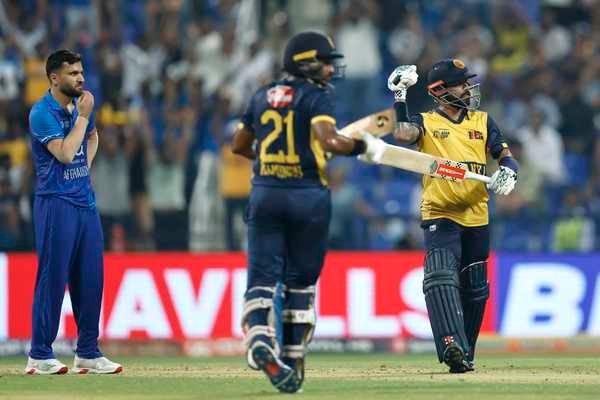 Mendis and Thushara Heroics Steer Sri Lanka into Super 4