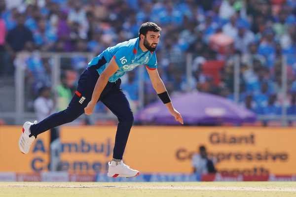 Knee Injury Forces Saqib Mahmood into Extended Recovery Period