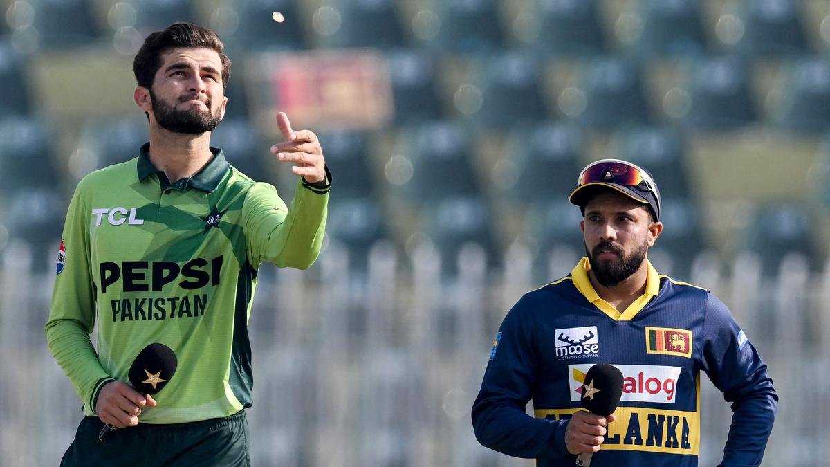 PAK vs SL 3rd ODI Live: Babar and Fakhar Steer Pakistan's Chase of 212